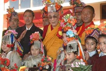 Đức Dalai Lama, các thành viên của trường Jamyang và các em học sinh