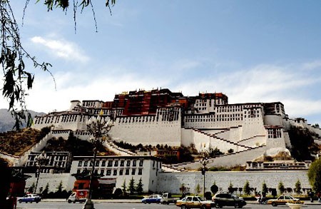 Mặt tiền của cung điện Potala tại  Lhasa, thủ đô của khu tự trị Tây Tạng trực thuộc tây nam Trung Quốc.