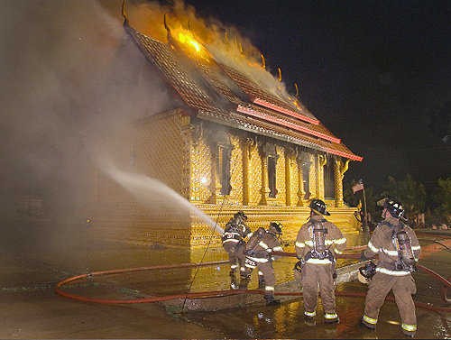 Lính cứu hỏa đang chiến đấu với bà hỏa tại chùa Lào Thepnimith đêm ngày 24/8/2009.