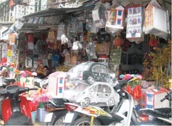 Nhà lầu, xe hơi giấy - những mặt hàng được mua sắm nhiều nhất cho ngày lễ Vu Lan - Ảnh: Thanh Lan