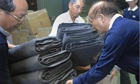 Các thành viên lớn tuổi của Hội Từ Tế đang chuẩn bị mền để đưa đến nạn nhân động đất ở Sichuan, Trung Quốc.