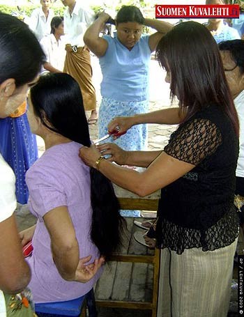 Myanmar: Dùng tiền cúng tóc xây cầu vào chùa