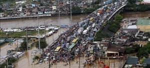 Lũ lụt làm ùn tắc giao thông ở phố Manila