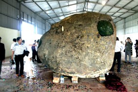 Khối ngọc bích Jade lớn nhất thế giới được dùng để tạc tượng Đức Phật Thích Ca Mâu Ni