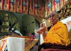 Đức Dalai Lama thuyết giảng tại tu viện Tsuglakhang ở Dharmsala, Ấn Độ hôm 15-10.