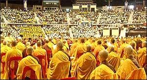 Hơn 300 tu sĩ và 11.000 Phật tử Malaysia cầu nguyện cho nạn nhân sóng thần tại sân vận động Negara.