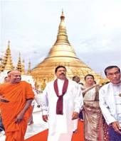 Tổng thống Mahinda Rajapaksa và phái đoàn viếng tháp Shwedagon