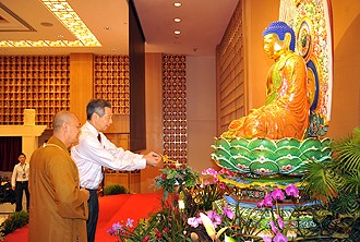 Thủ tướng Singapore Lý Hiển Long thắp nến cúng dường đức Phật trong lễ khánh thành chính điện mới của Hiệp hội Phật giáo Singapore.