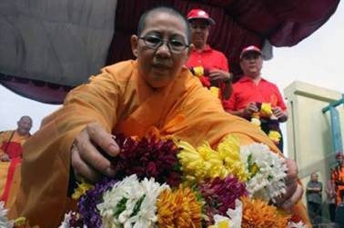 Lãnh đạo Phật giáo đặt vòng hoa để tưởng niệm các nạn nhân trong buổi lễ.