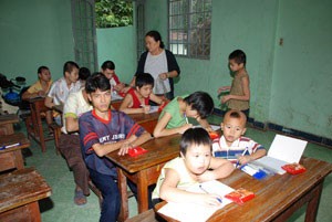 Các em khuyết tật trong giờ học tại mái ấm Thiện Duyên