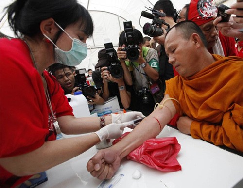 Một nhà sư tham gia hiến máu trong cuộc đại biểu tình chống chính phủ Thái Lan tại Bankok ngày 16-3.