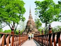 Du khách tham quan Wat Sa Si, một ngôi chùa thuộc cụm công trình kiến trúc độc đáo của cố đô Sukhothai. Ảnh: Quang Chung.