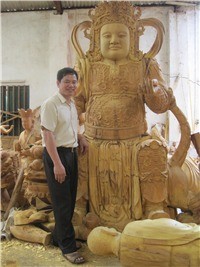 Nguyễn Văn Trúc bên tượng “Ông Thiện” sắp hoàn thành