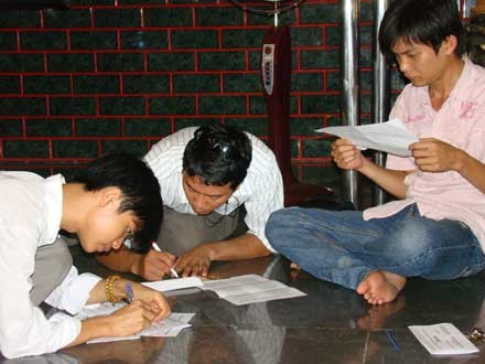 Các bạn trẻ trong CLB Thanh niên Phật giáo Q.5 tham gia viết lời chúc nguyện nhân mùa Đản sinh - Ảnh: Nhuận Thọ