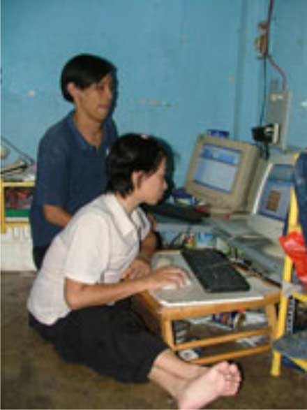 Huỳnh Anh đang miệt mài với web, để làm cầu nối cho sản phẩm của người khuyết tật tiếp cận với người tiêu dùng