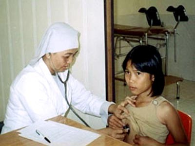 Sư cô Liên Thanh đang khám bệnh cho trẻ em nghèo.