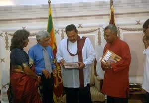 Tổng thống Mahinda Rajapaksa nhận sách từ nhà xuất bản Vijitha Yapa