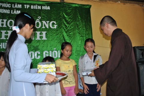 Lâm Đồng: Chùa Phúc Lâm (Đồng Nai) tặng học bổng cho học sinh nghèo vùng sâu