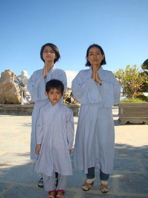 Bé Trâm cùng đi chùa với mẹ và chị - Ảnh: Chúc Dưỡng