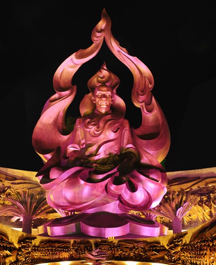 Tượng Bồ Tát Quảng Đức tại tượng đài vào ban đêm