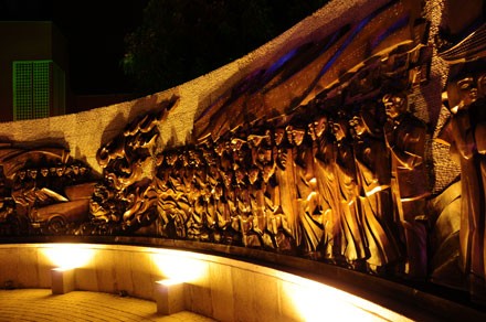 Bức phù điêu sau tượng đài Bồ Tát Quảng Đức ( ngã tư CMT8 và Nguyễn Đình Chiểu) về đêm
