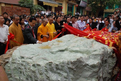 Pho tượng nguyên khối Ngọc xanh lớn nhất Việt Nam