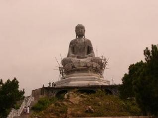 Bảo tàng trong bệ tượng khổng lồ núi Phật Tích