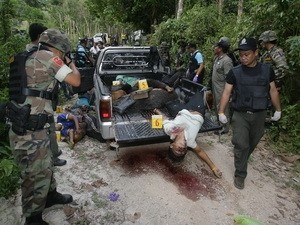 Cảnh sát Thái Lan đang di chuyển thi thể nạn nhân bị giết