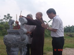 Anh Nguyễn Tường Long cùng Đại đức Thích Thanh Trung thắp hương tại nền chùa Phúc Lâm cổ