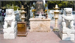 Việc đặt sư tử đá trước di tích chùa Một Cột là không đúng văn hóa Việt - Ảnh: Lưu Quang Phổ
