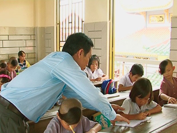 Thầy giáo Nguyễn Thanh Vân và lớp học nơi cửa chùa.