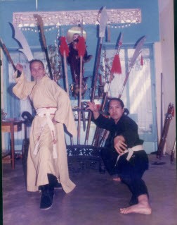 Đại sư Mai Văn Phát và HLV Phan Châu Toàn biểu diễn đường quyền tại tổ đường Trung Sơn võ đạo (5/1995)