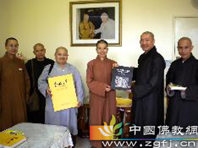 Pháp sư Viện Chuyên Tu tham quan chùa Trung Thiên