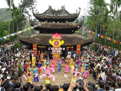 Biểu diễn nghệ thuật truyền thống tại lễ hội chùa Hương