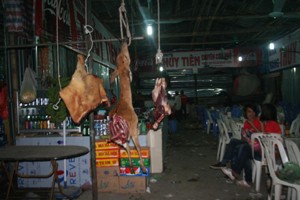 Thịt rừng bày bán tại lễ hội chùa Hương.