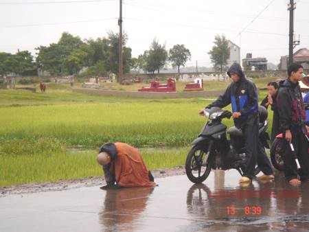 Đại đức Thích Tâm Mẫn hành trì nhất bộ nhất bái bất chấp mưa gió tại Hà Tĩnh