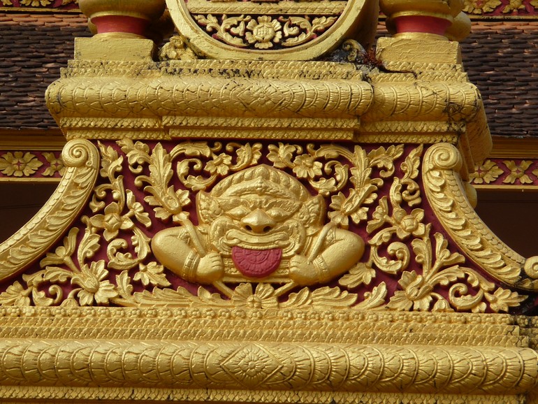 Môtíp Rìa-hu ở cổng chùa Khlêang, Sóc Trăng