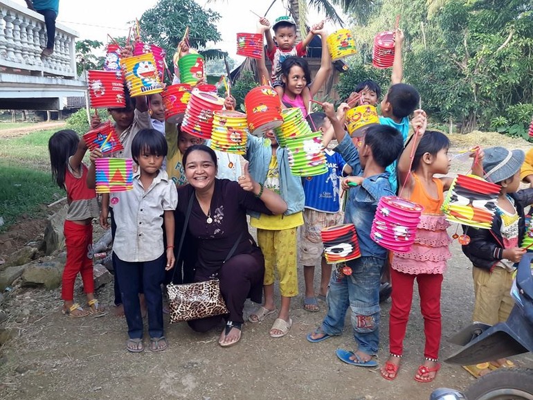 Tặng quà trung thu cho các em nhỏ tại buôn Bàng, huyện Lắk, Đắk Lắk ngày 19-9 - Ảnh: CTV