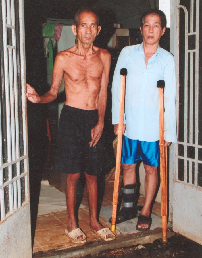 Ông Trần Tấn Phát (phải) cùng người anh bị bệnh tâm thần