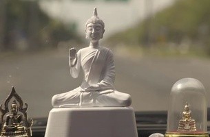 Tượng Phật có cài thiết bị thông minh - tự động nhắc tài xế hạn chế tốc độ