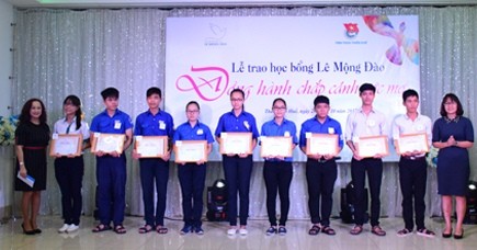 Các em sinh viên nhận học bổng Lê Mộng Đào