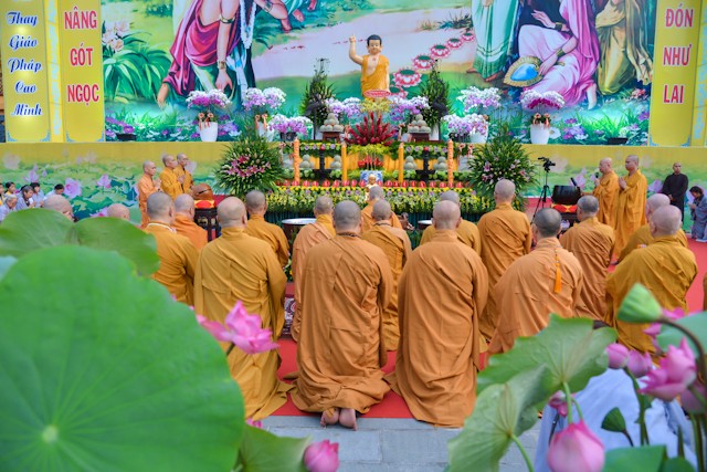 Lễ đài Phật đản tại Việt Nam Quốc Tự