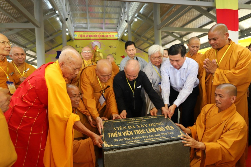 Lễ trao quyết định bổ nhiệm trụ trì và đặt đá xây dựng thiền viện Trúc Lâm Phú Yên ảnh 4