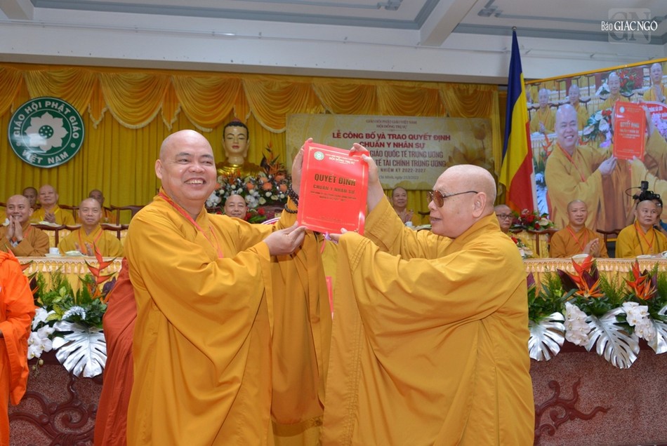 Lễ trao quyết định nhân sự Ban Phật giáo Quốc tế và Kinh Tế-Tài chính T.Ư nhiệm kỳ 2022-2027 ảnh 3