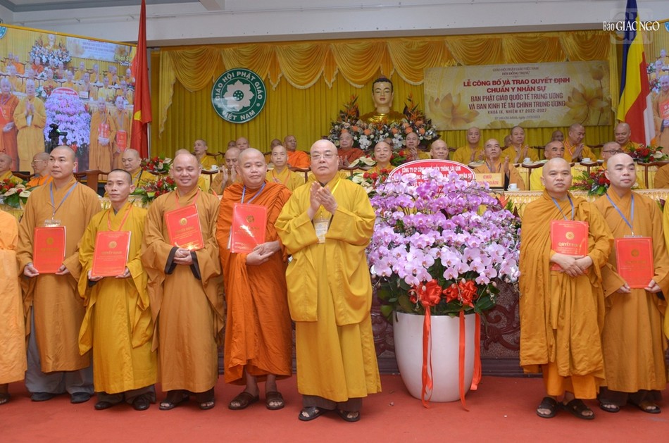 Lễ trao quyết định nhân sự Ban Phật giáo Quốc tế và Kinh Tế-Tài chính T.Ư nhiệm kỳ 2022-2027 ảnh 23