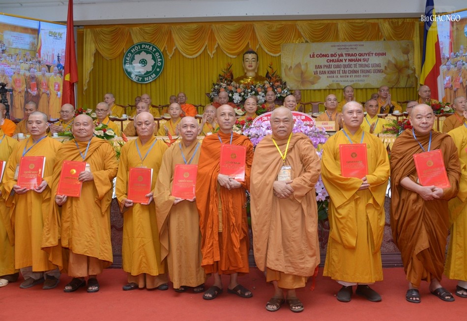 Lễ trao quyết định nhân sự Ban Phật giáo Quốc tế và Kinh Tế-Tài chính T.Ư nhiệm kỳ 2022-2027 ảnh 24
