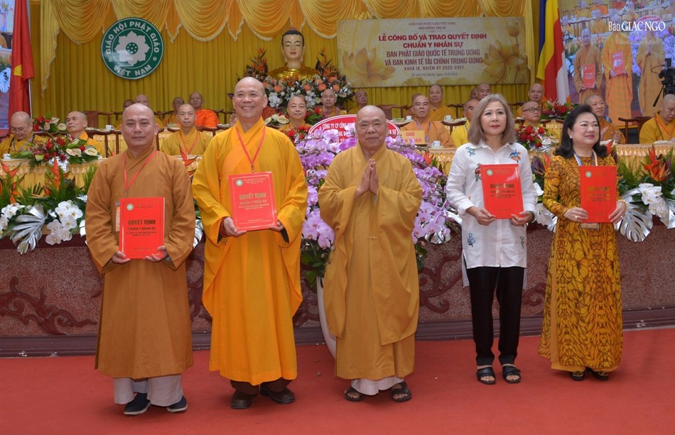 Lễ trao quyết định nhân sự Ban Phật giáo Quốc tế và Kinh Tế-Tài chính T.Ư nhiệm kỳ 2022-2027 ảnh 26