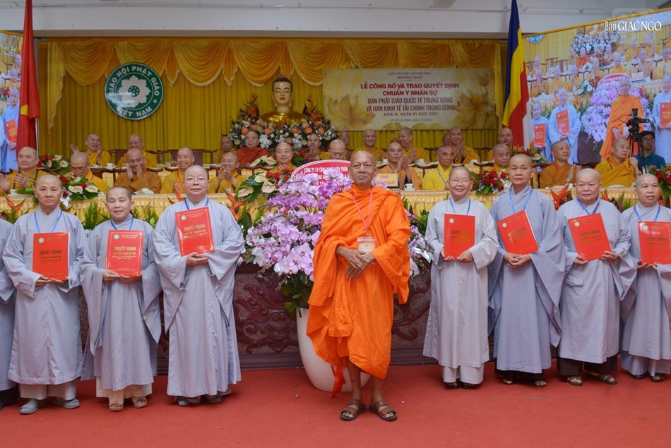 Lễ trao quyết định nhân sự Ban Phật giáo Quốc tế và Kinh Tế-Tài chính T.Ư nhiệm kỳ 2022-2027 ảnh 32