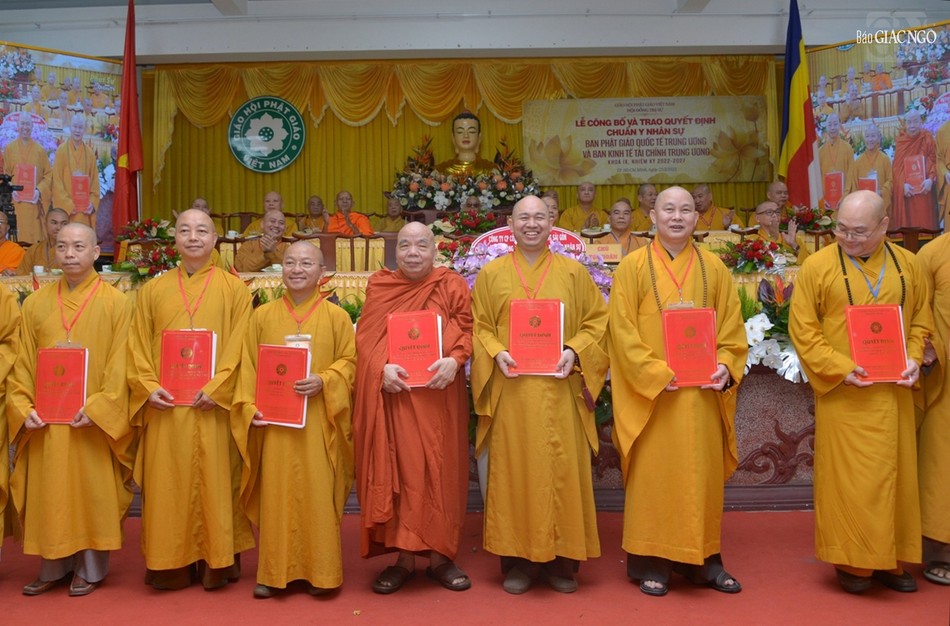 Lễ trao quyết định nhân sự Ban Phật giáo Quốc tế và Kinh Tế-Tài chính T.Ư nhiệm kỳ 2022-2027 ảnh 43